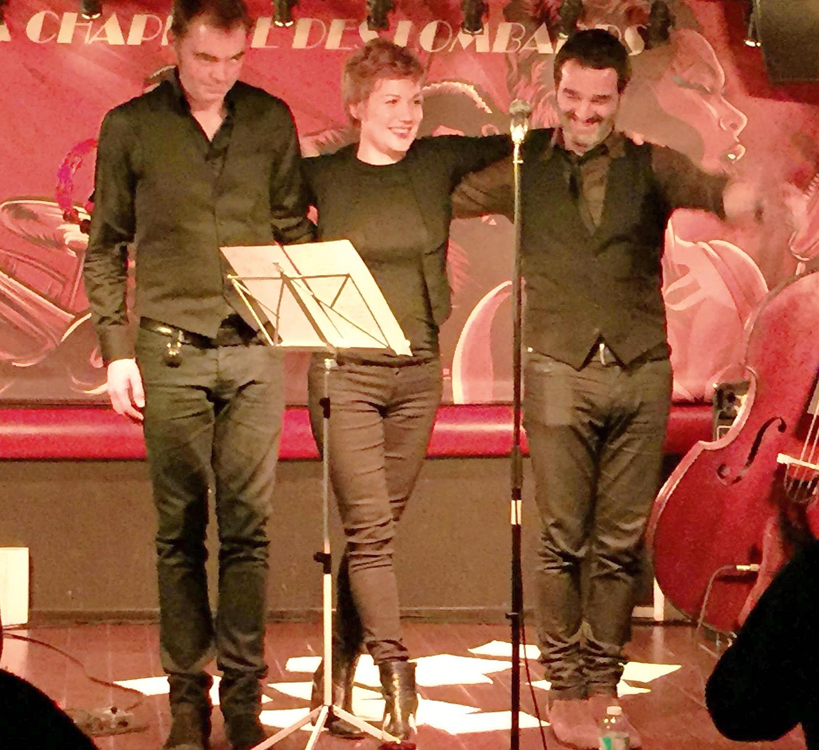 La chanteuse et professeur de chant Carine Journaud sur scène, en concert