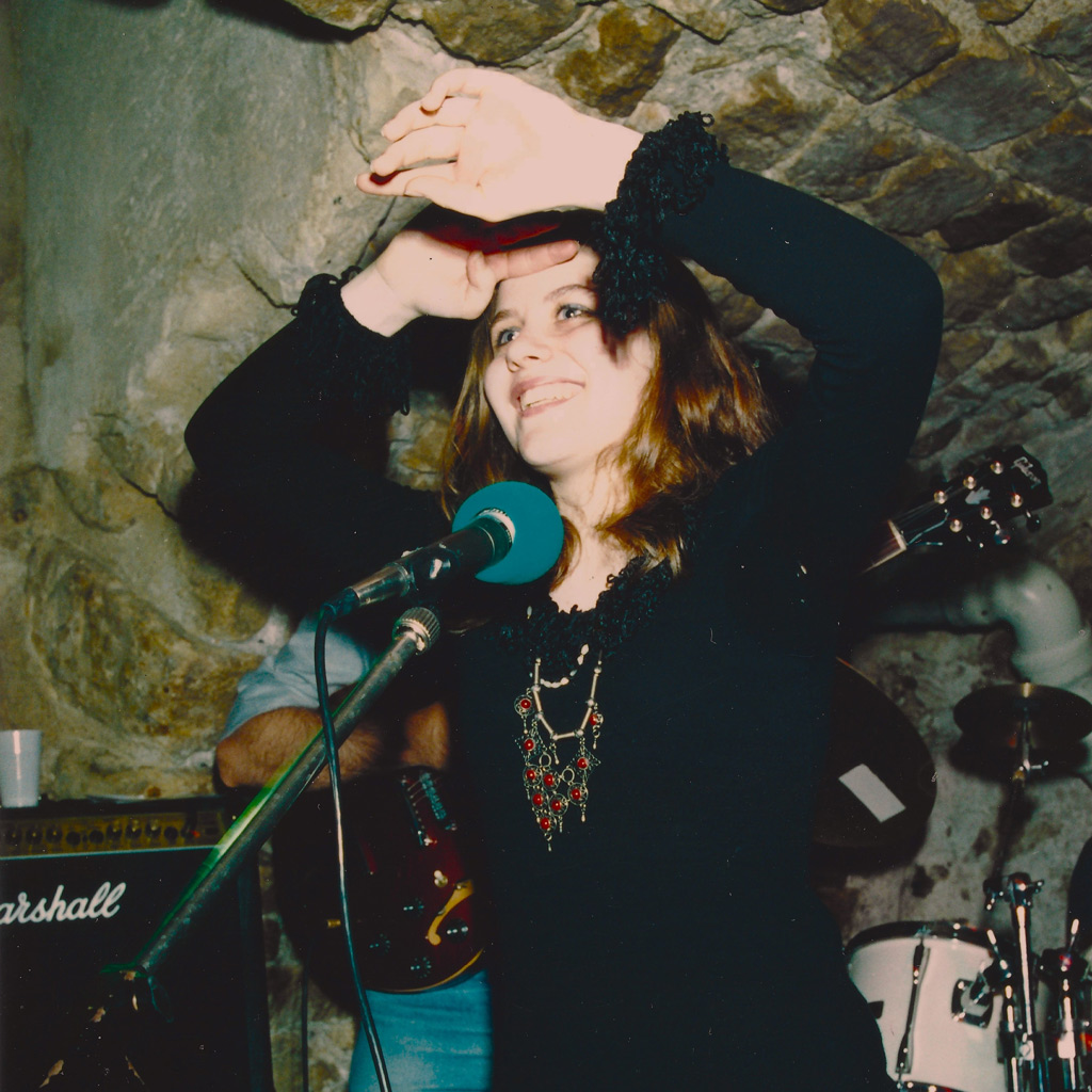 La chanteuse Carine Journaud en concert à l'âge de 19 ans.